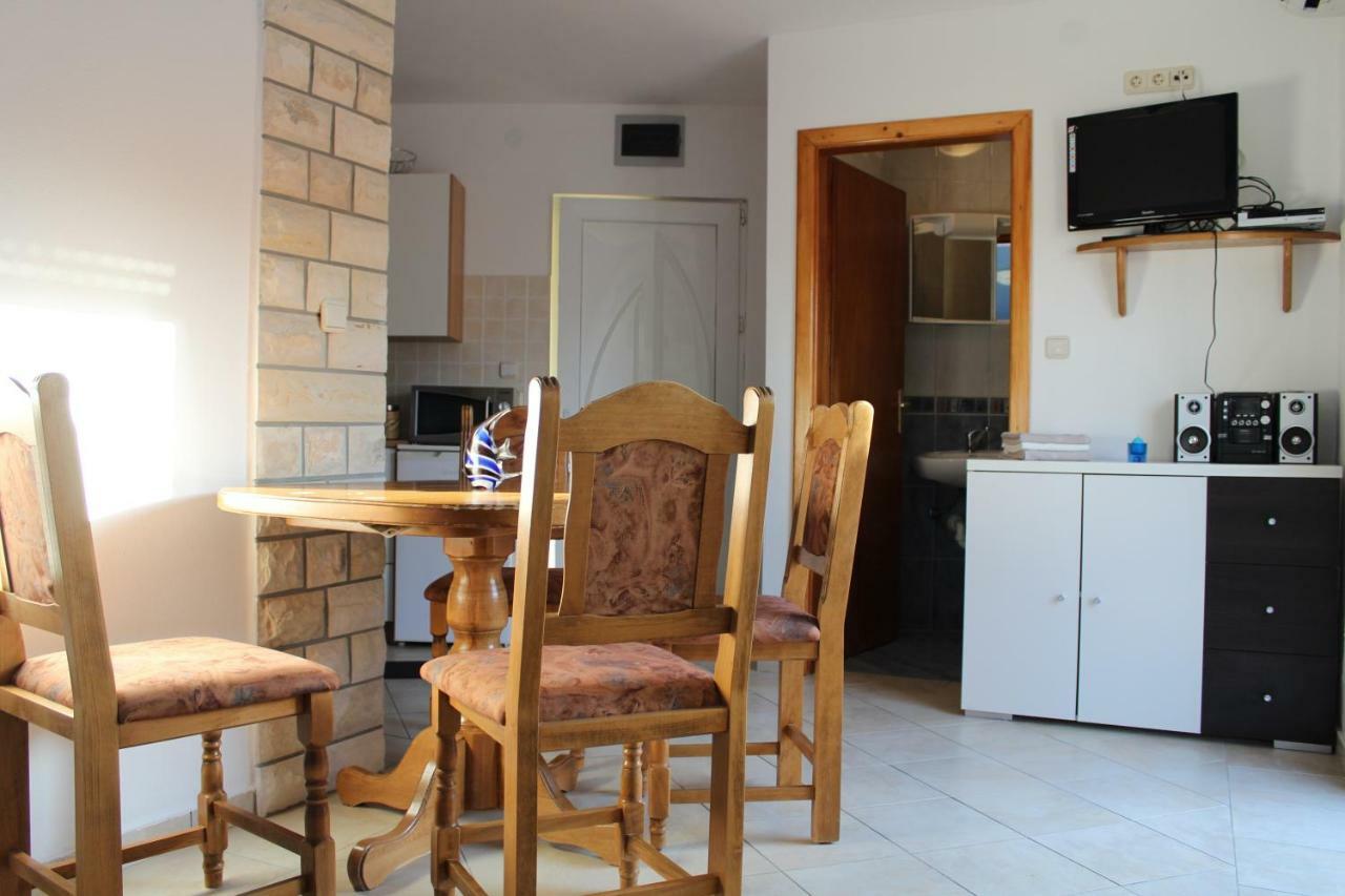 Novoselic Apartment Vir